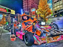 Turistas en go-karts cerca de lugares emblemáticos de Tokio