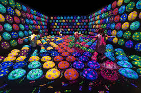 Visiteurs interagissant avec les œuvres de teamLab Biovortex
